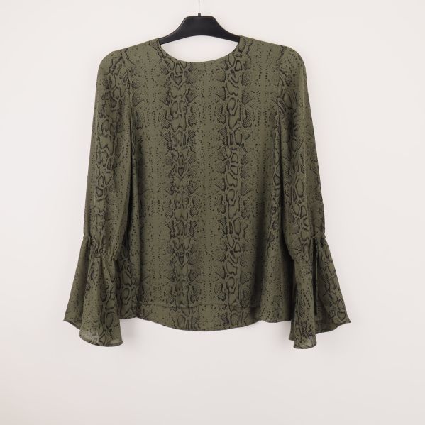 Blus med ormskinnsmönster framifrån