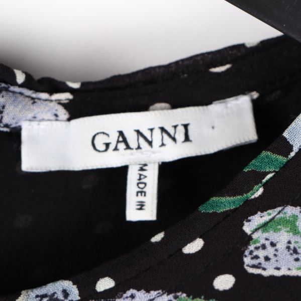Ganni etiketten på insidan av blus
