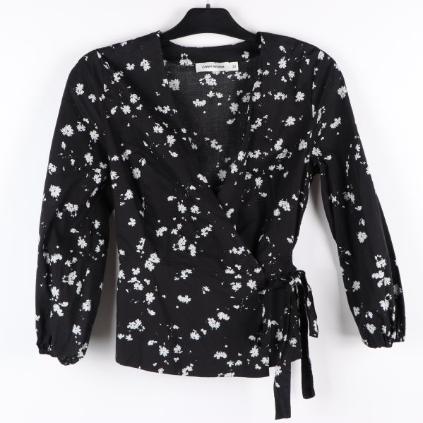 Svart blus med vitt blommönster framifrån
