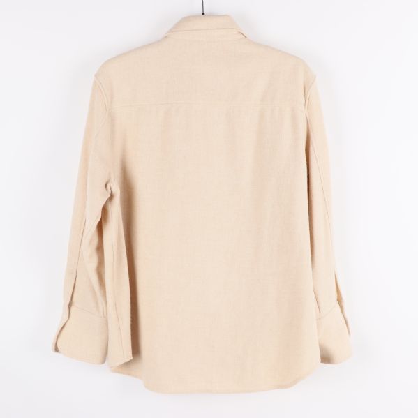 Baksidan av beige skjorta