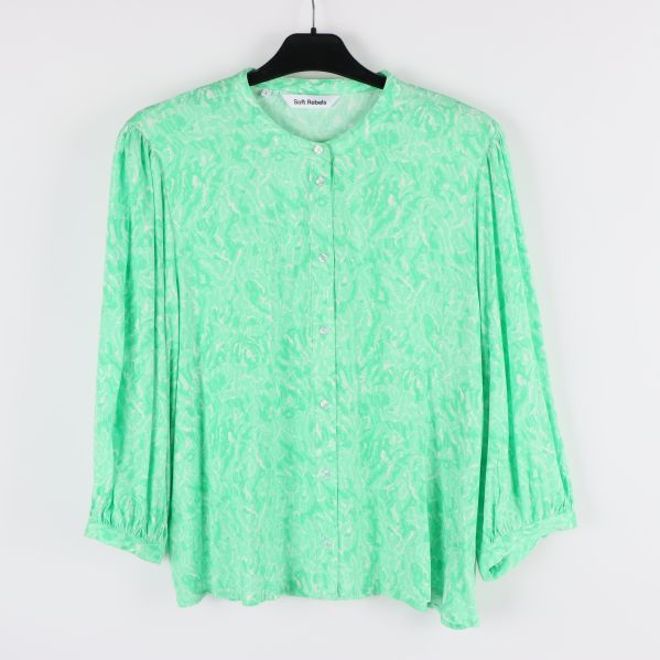 Grön blus framifrån med abstrakt mönster