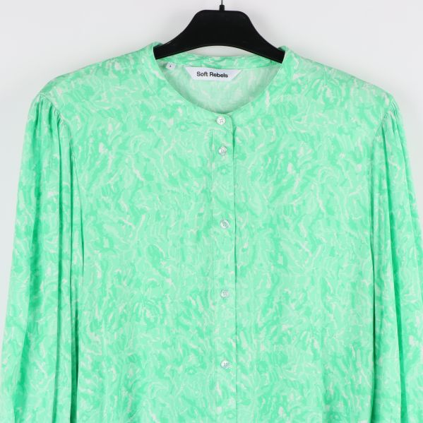 Närbild av blusens framsida och knappar