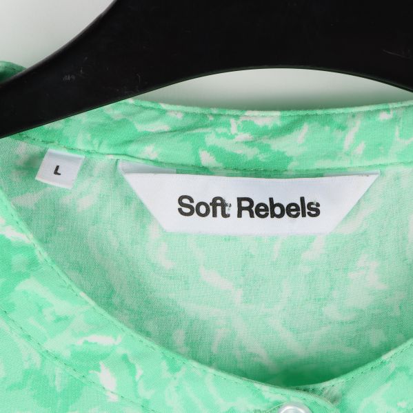 Insidan av blusen med etikett som visar storlek L