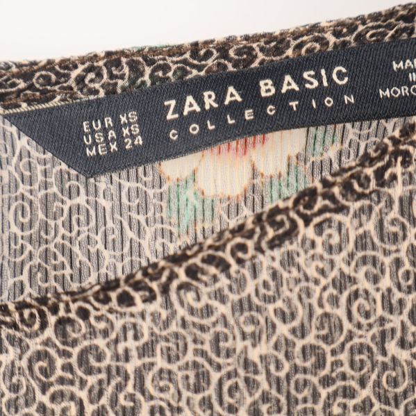 Närbild på etikett med: ZARA BASIC Collection