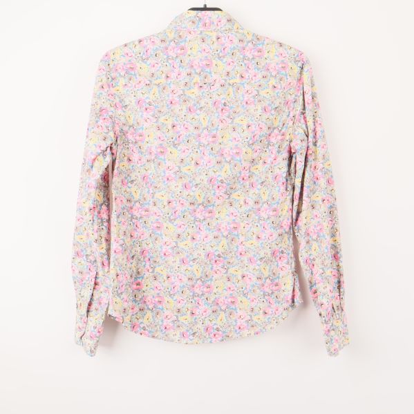 Skjorta med blommönster bakifrån