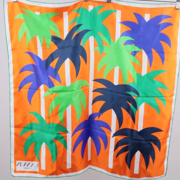 Färgglad scarf med gröna och blå blad