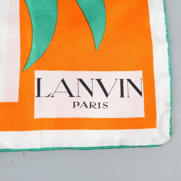 Närbild på Lanvin logotypen på scarfen