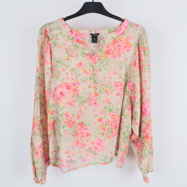 Blommig blus framifrån
