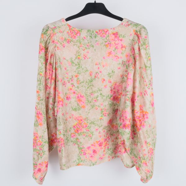 Blommig blus bakifrån