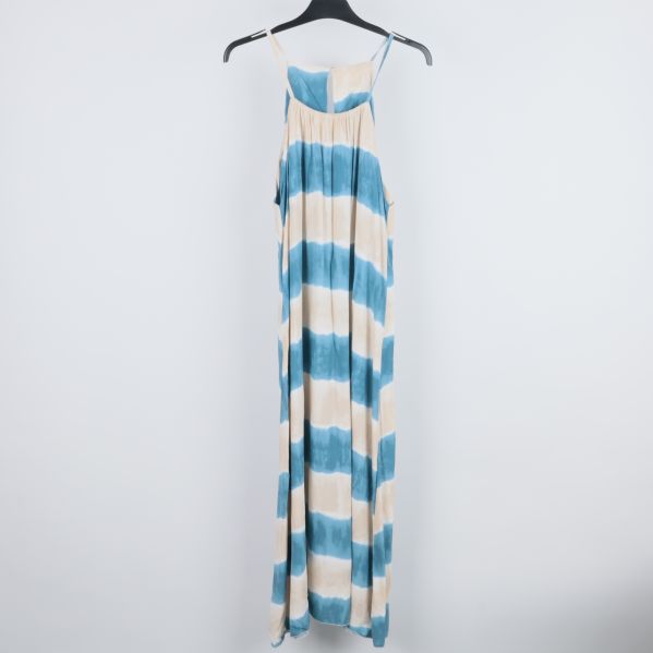 Framsida av randig långklänning