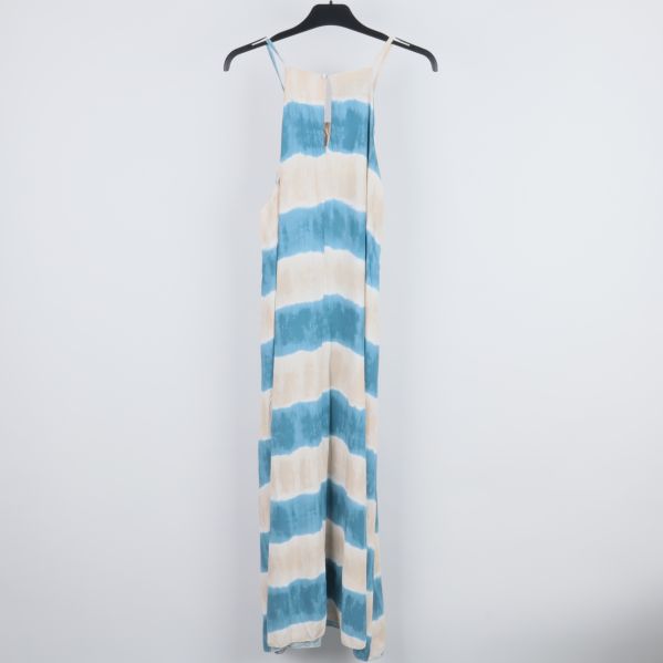 Baksida av randig långklänning