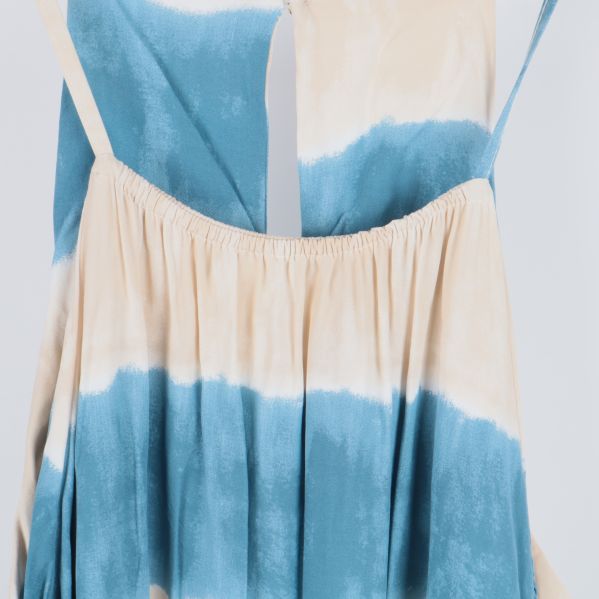 Närbild av randig klännings midja