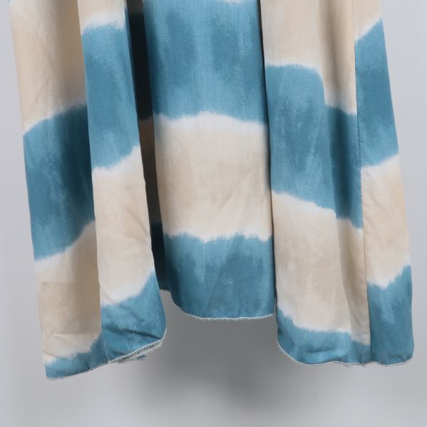 Närbild på klännings tyg och ränder