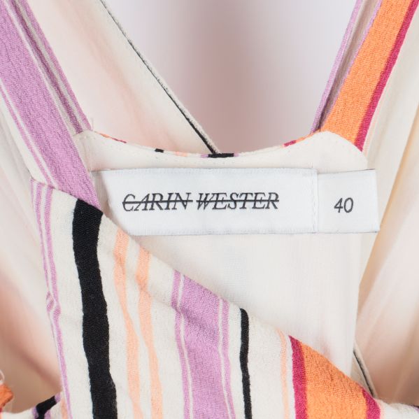 Närbild av Carin Wester märkestag