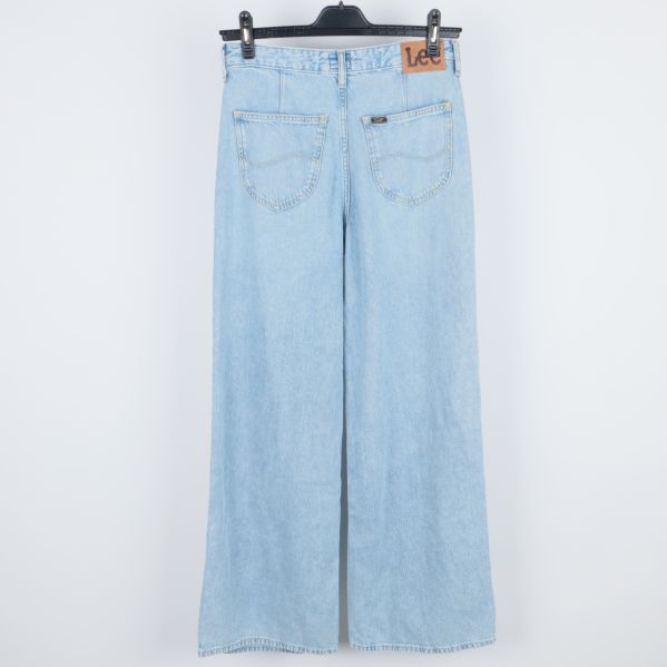 Baksidan av ljusblå jeans med bakfickor