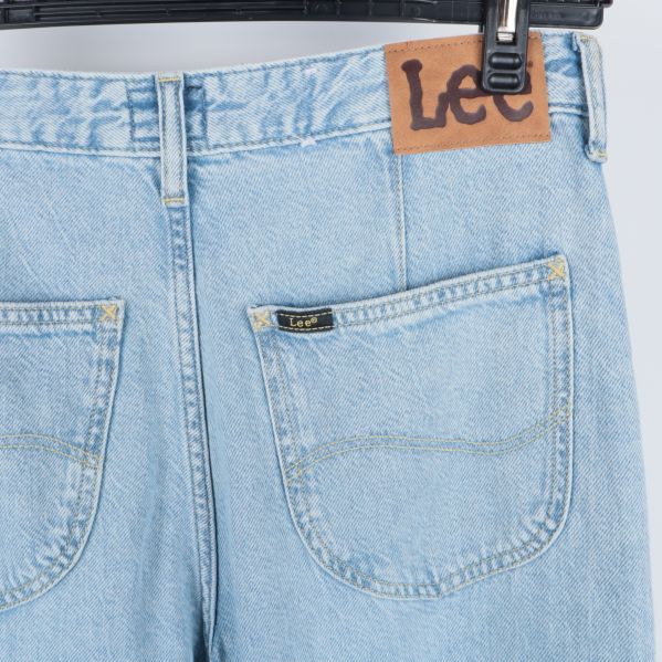 Bakre detaljer på jeans med Lee etikett