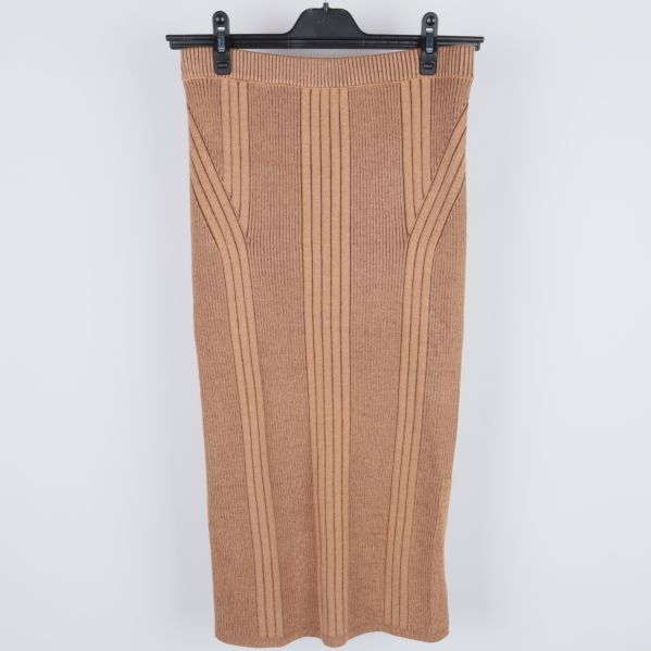 Brun ribbad kjol framifrån