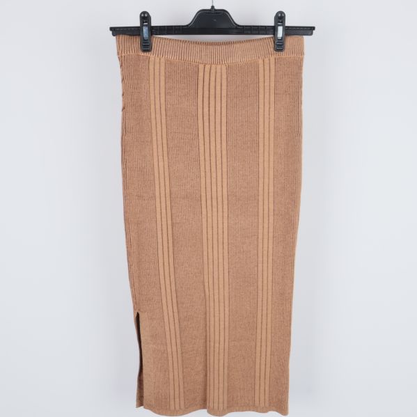 Brun ribbad kjol bakifrån