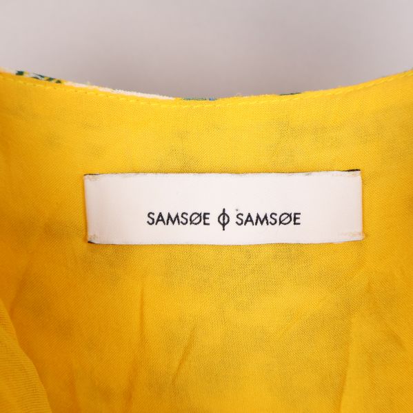 Samsøe Samsøe märkesetikett på klänningen