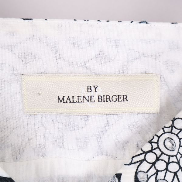 Närbild på märkesetikett från By Malene Birger