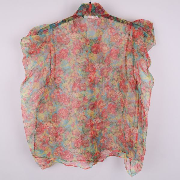 Baksida av blommig transparent blus