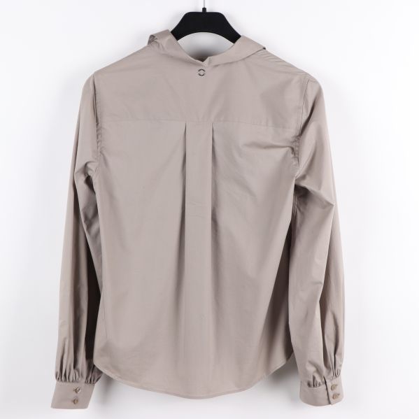 Beige blus bakifrån