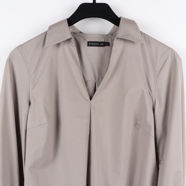 Närbild på beige blus framifrån
