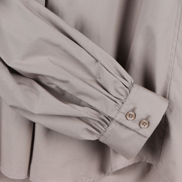 Manschett på beige blus med knappar