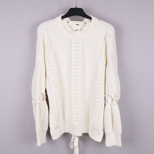 Vit stickad tröja med snörning framtill