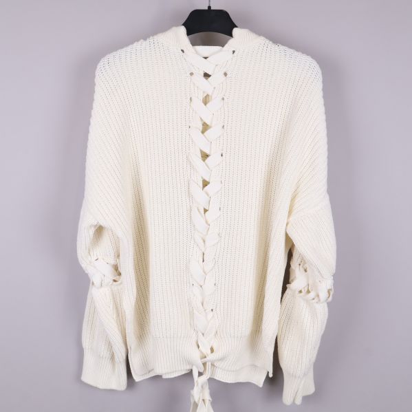 Vit tröja med snörning baktill