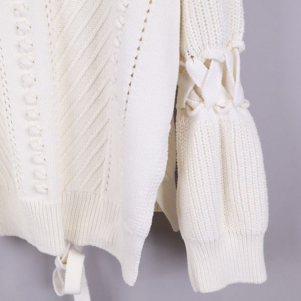 Närbild på tröjans ärm och mönster