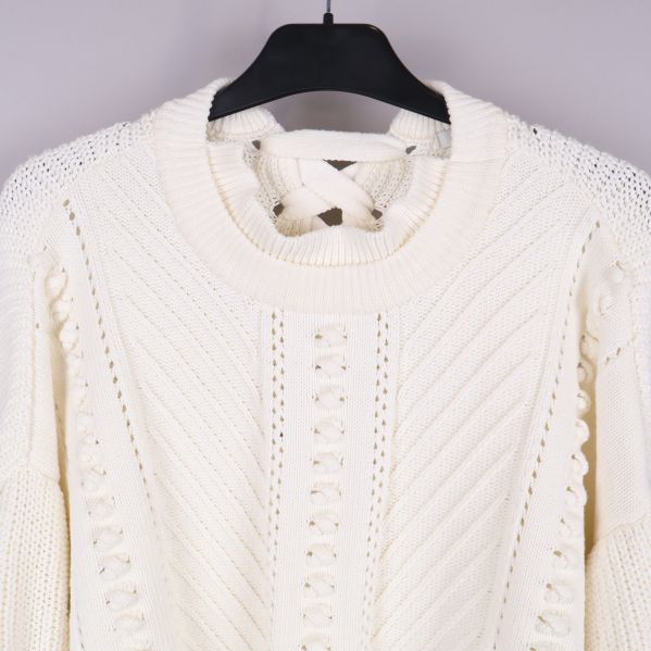 Närbild på tröjans framsida snörning