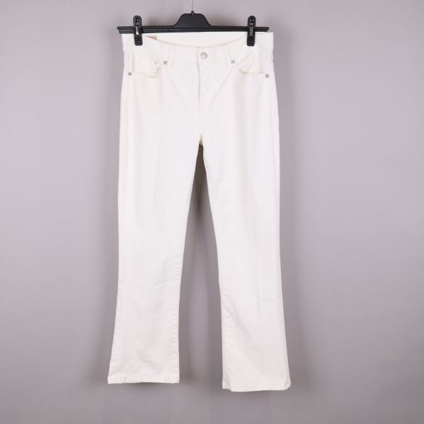 Framsida av vita jeansbyxor