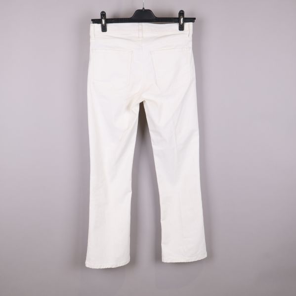 Baksida av vita jeansbyxor