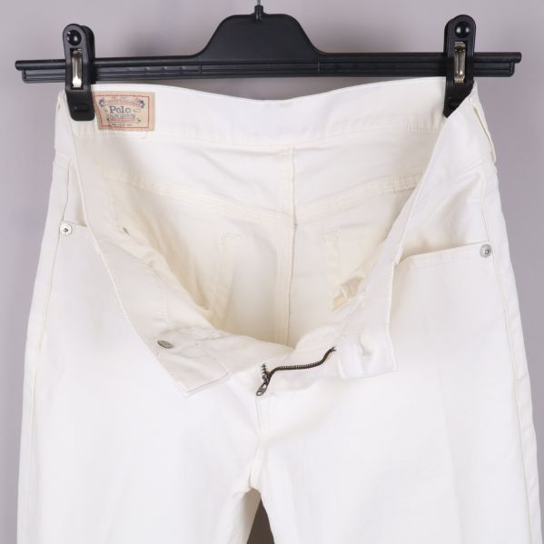 Vit jeansbyxa med öppen gylf och etikett