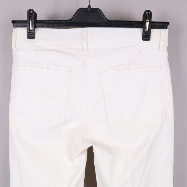 Baksidan av jeans med fickdetalj