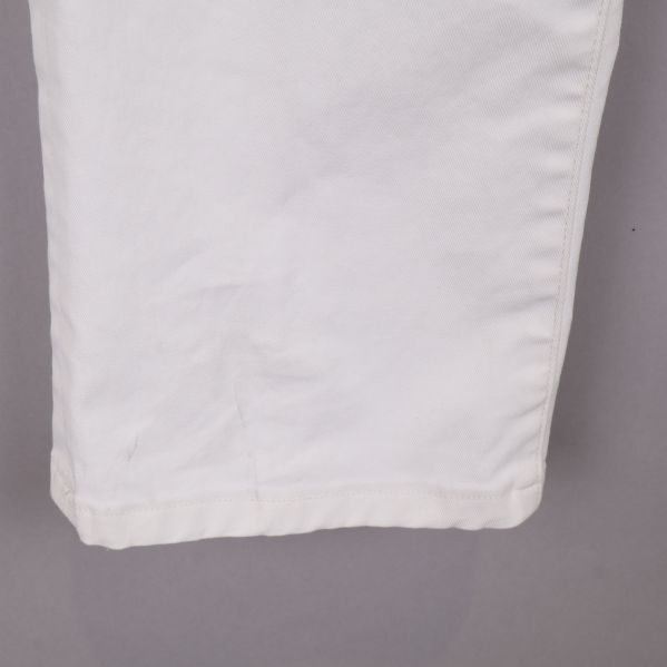 Närbild av fläck på byxans benslut