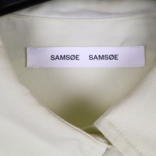 Samsøe Samsøe märkesetikett i kragen