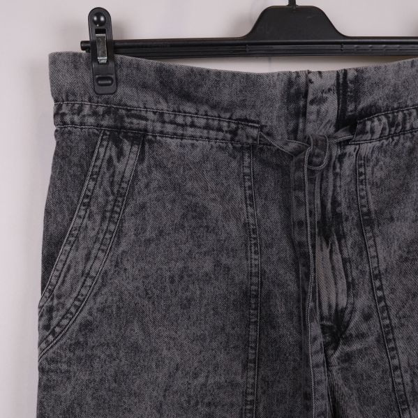 Närbild av shorts med snöre och fickor