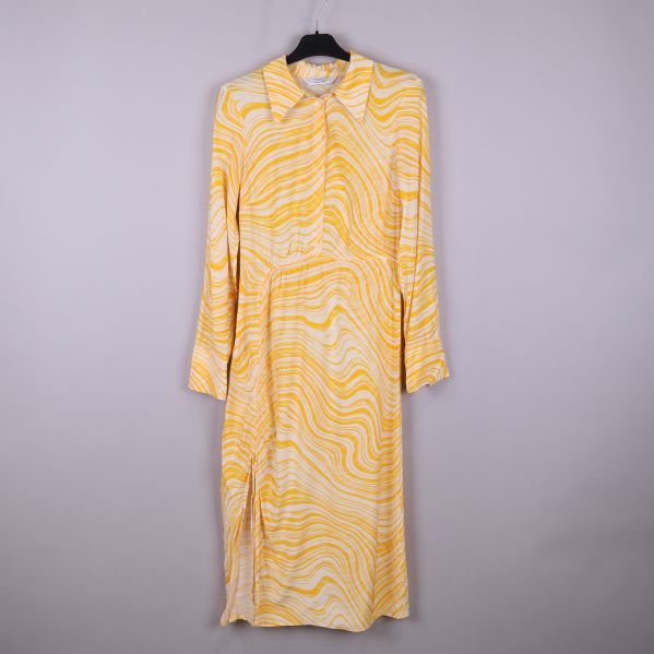 Gul och vit mönstrad klänning fram