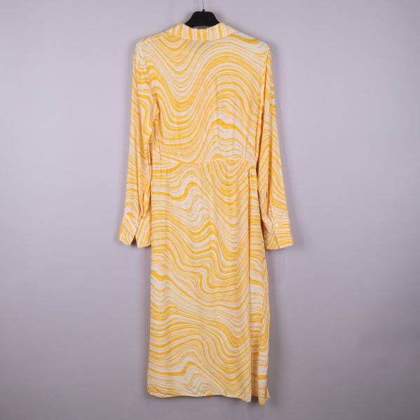 Gul och vit mönstrad klänning bak