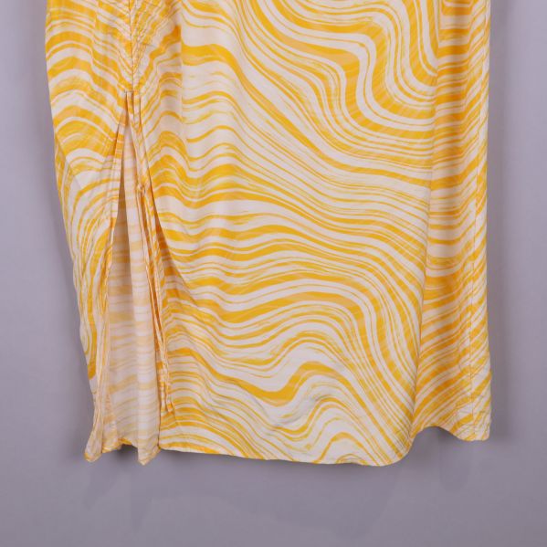 Detalj av klänningens mönster och tyg