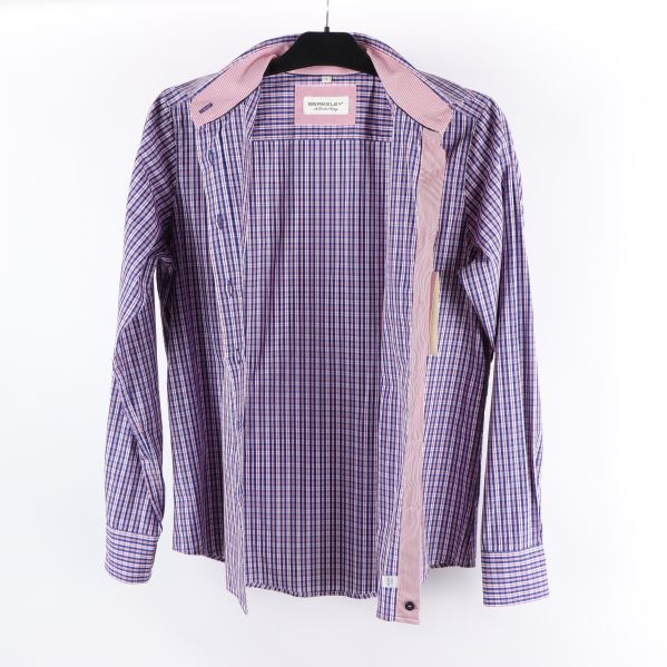 Insidan av skjortan, öppen knäppning