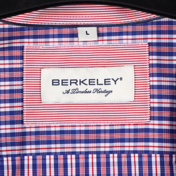Närbild på Berkeley etiketten och storlek: L