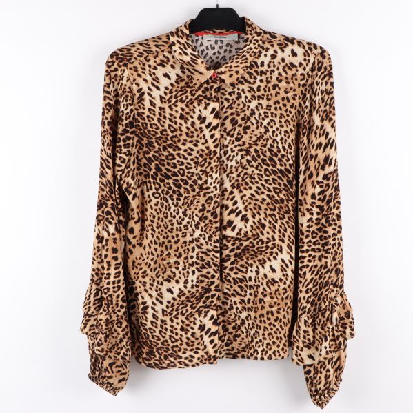 Framsidan av leopardmönstrad blus med krage