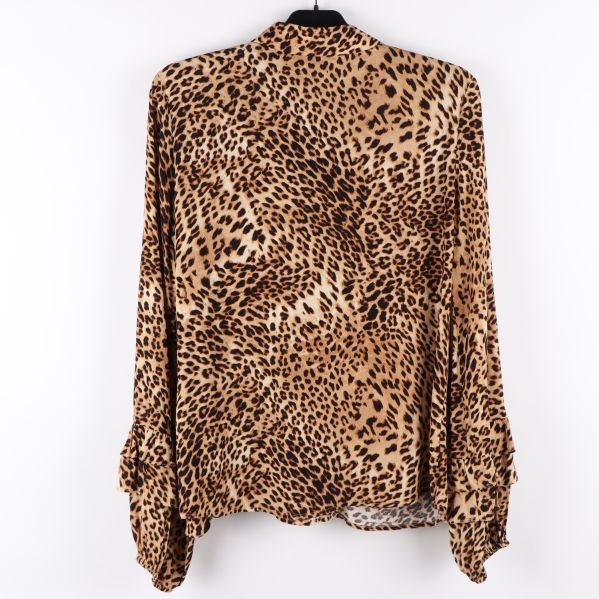Baksidan av leopardmönstrad blus med krage