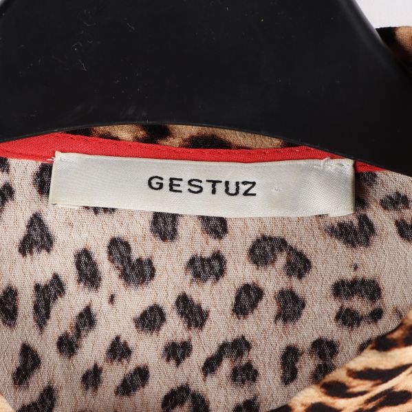 Gestuz märke på insidan av leopardblusen