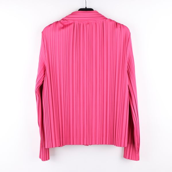 Plisserad cerise skjorta bakifrån