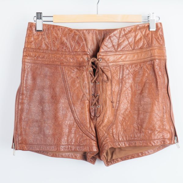 Bruna lädershorts med snörning framifrån