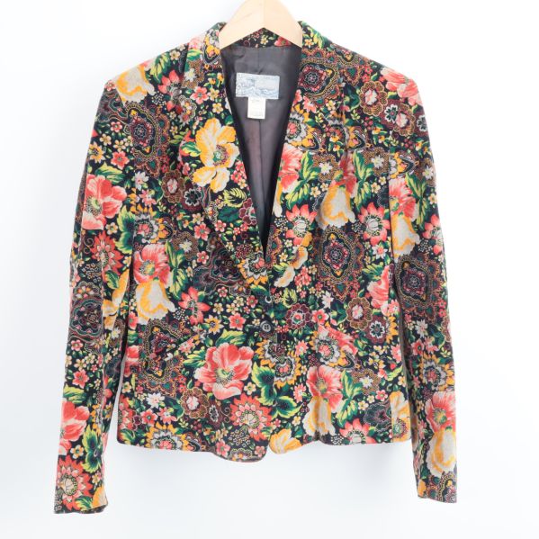 Färgglad blommig kavaj framifrån